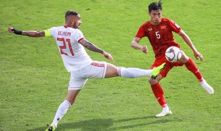 Kỹ Thuật Kèm Người Trong Bóng Đá 5 Người: Hướng Dẫn Chi Tiết 1 kỹ thuật kèm người