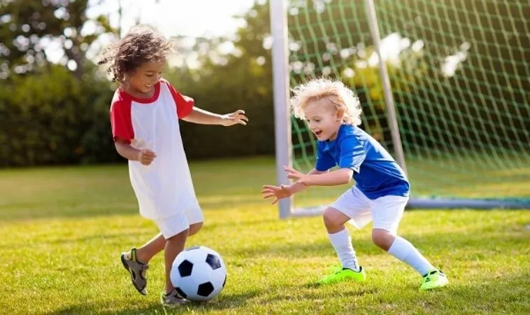 Tại Sao Nên Cho Trẻ Chơi Bóng Đá? Những Lợi Ích Tuyệt Vời 1 Tại Sao Nên Cho Trẻ Chơi Bóng Đá