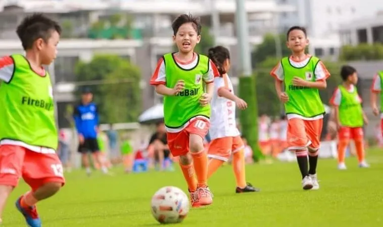 Tại Sao Nên Cho Trẻ Chơi Bóng Đá? Những Lợi Ích Tuyệt Vời 2 Lợi ích của việc cho trẻ chơi bóng đá